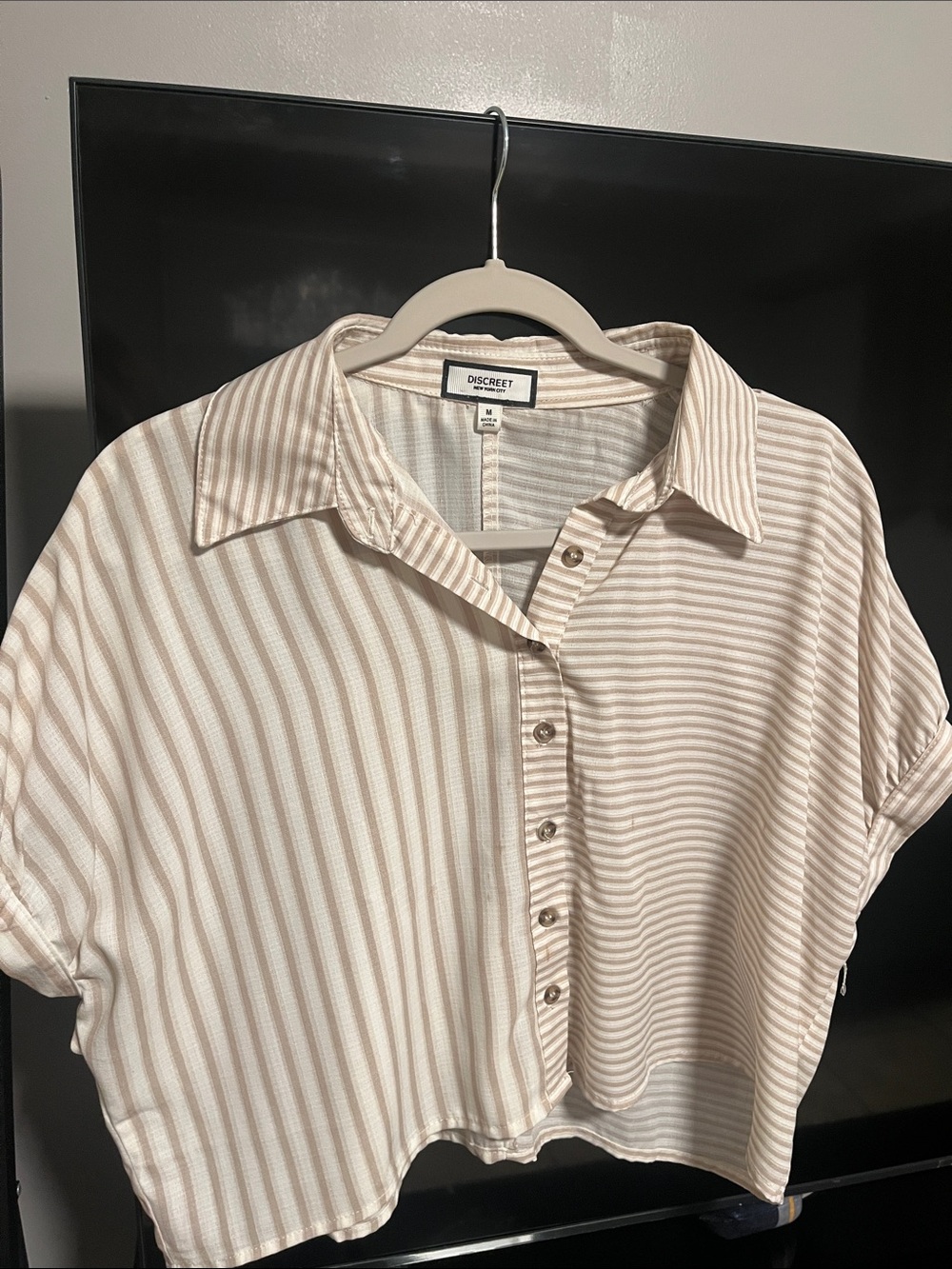 Discreet Cream & White Striped Cropped Button-Down Shirt